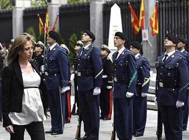 Министр обороны Испании Карме Чакон проводит смотр войск
