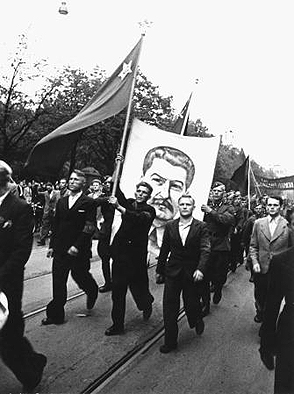 48_g_pro-soviet%20demonstration%20i%20Riga%201940[1].jpg