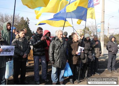 fotofakt-simferopolskie-nacionalisty-okonfuzilis-na-sobstvennom-mitinge_4.jpeg